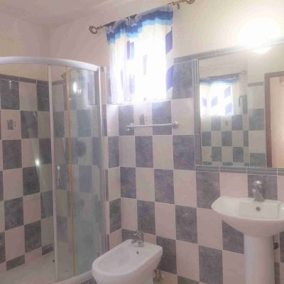 JRE LLyods Court Rental Bathroom 2 scaled