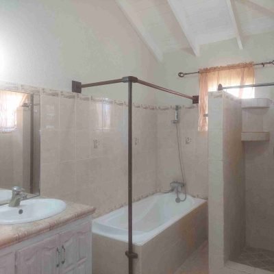JRE LLyods Court Rental Bathroom 3 scaled