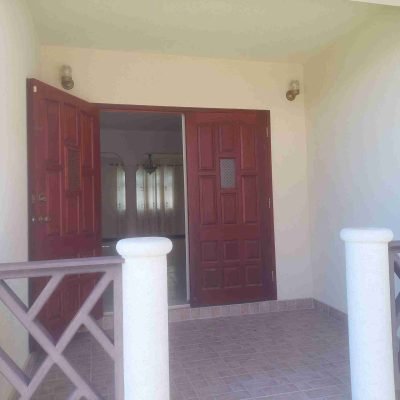JRE LLyods Court Rental Front Entrance scaled